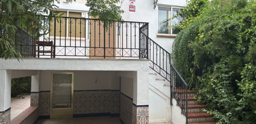 CHALET EXCLUSIVO: 4 plantas, chimenea y amplio jardín privado