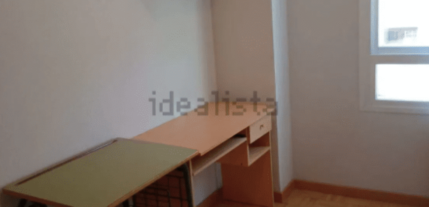 ¡Exclusivo! Piso seminuevo de 3 dormitorios con garaje y urbanización espectacular en Zona Universidad, Ciudad Real
