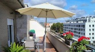 ÁTICO EXCLUSIVO en Zona Hospital Nuevo con TERRAZA de 30m² y Urbanización de Lujo (Piscina y Pista de Pádel)