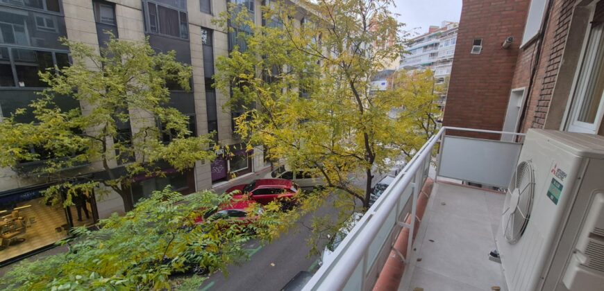Lujo y Diseño en Madrid: Espectacular Piso Exterior con Balcón y 3 Suites.