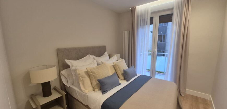 Lujo y Diseño en Madrid: Espectacular Piso Exterior con Balcón y 3 Suites.