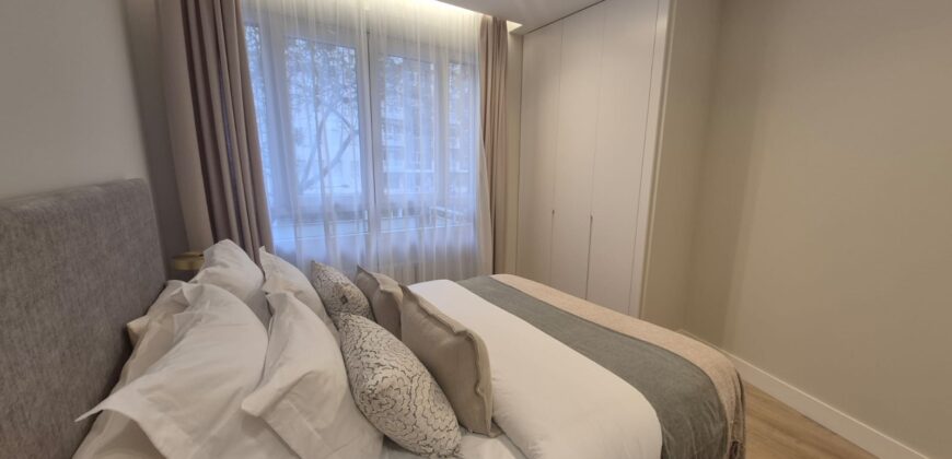 Lujo y Diseño en Madrid: Espectacular Piso Exterior con Balcón y 3 Suites.