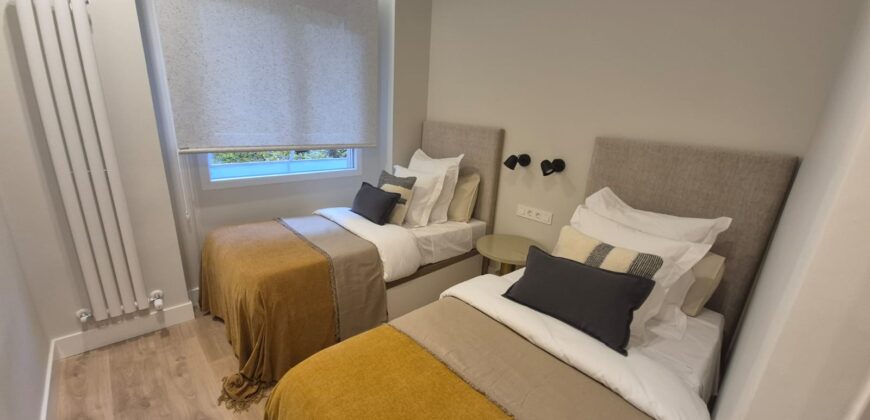 Lujo y Diseño en Madrid: Espectacular Piso Exterior con Balcón y 3 Suites.