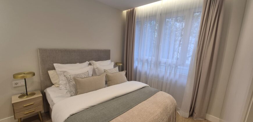 Lujo y Diseño en Madrid: Espectacular Piso Exterior con Balcón y 3 Suites.