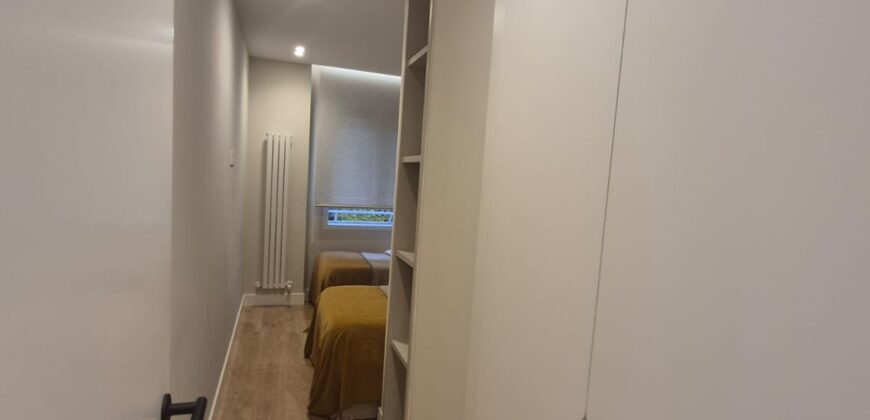 Lujo y Diseño en Madrid: Espectacular Piso Exterior con Balcón y 3 Suites.
