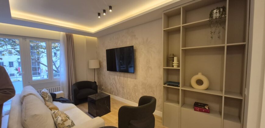 Lujo y Diseño en Madrid: Espectacular Piso Exterior con Balcón y 3 Suites.