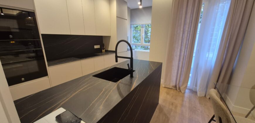 Lujo y Diseño en Madrid: Espectacular Piso Exterior con Balcón y 3 Suites.