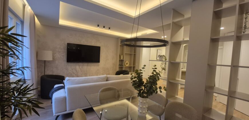 Lujo y Diseño en Madrid: Espectacular Piso Exterior con Balcón y 3 Suites.