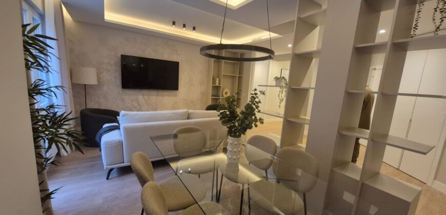 Lujo y Diseño en Madrid: Espectacular Piso Exterior con Balcón y 3 Suites.