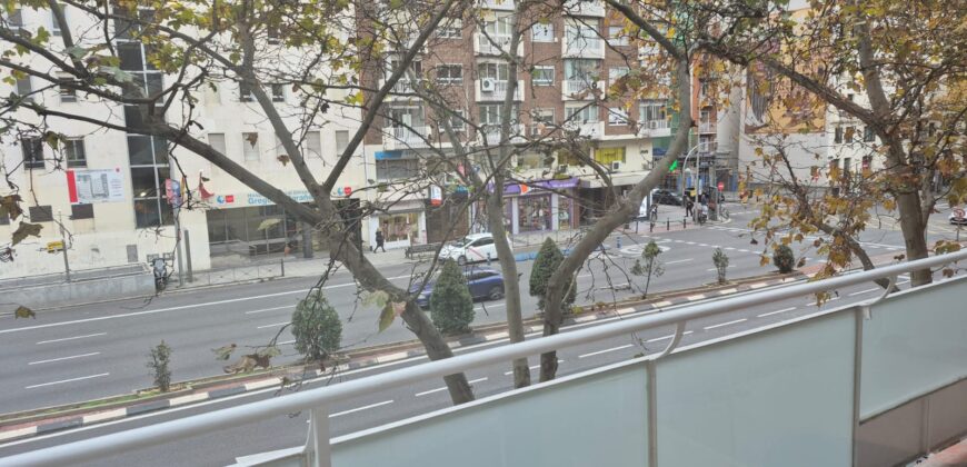 Lujo y Diseño en Madrid: Espectacular Piso Exterior con Balcón y 3 Suites.