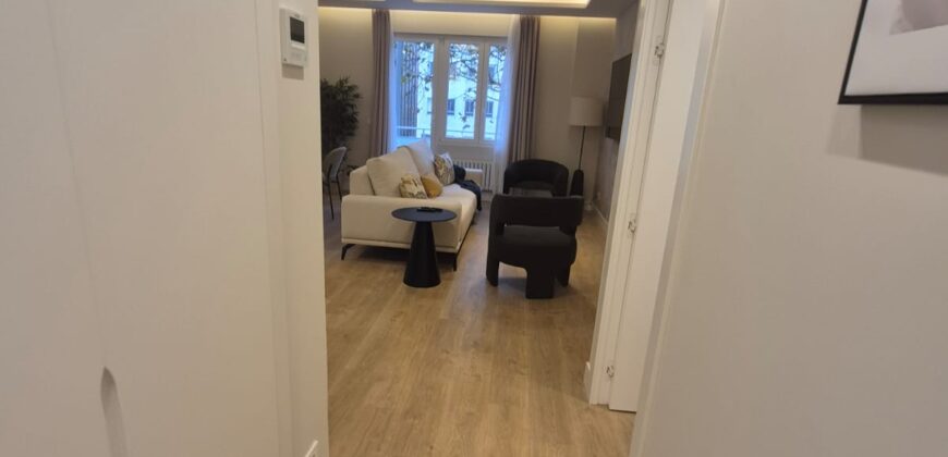Lujo y Diseño en Madrid: Espectacular Piso Exterior con Balcón y 3 Suites.