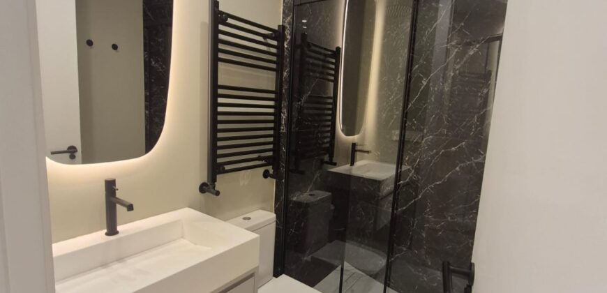 Lujo y Diseño en Madrid: Espectacular Piso Exterior con Balcón y 3 Suites.