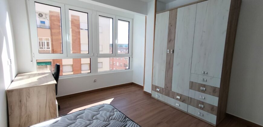 Luz, diseño y exclusividad: Tu piso con terraza en el corazón de la ciudad