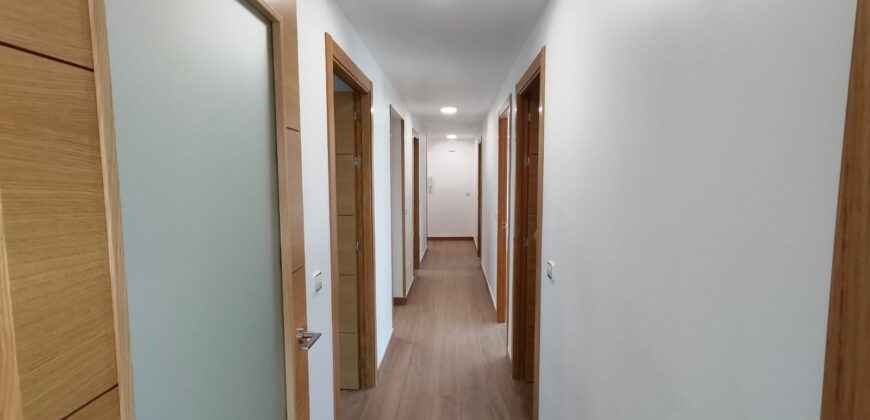 Luz, diseño y exclusividad: Tu piso con terraza en el corazón de la ciudad