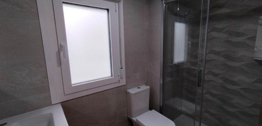 Luz, diseño y exclusividad: Tu piso con terraza en el corazón de la ciudad