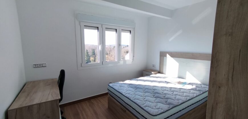 Luz, diseño y exclusividad: Tu piso con terraza en el corazón de la ciudad