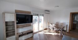 Luz, diseño y exclusividad: Tu piso con terraza en el corazón de la ciudad