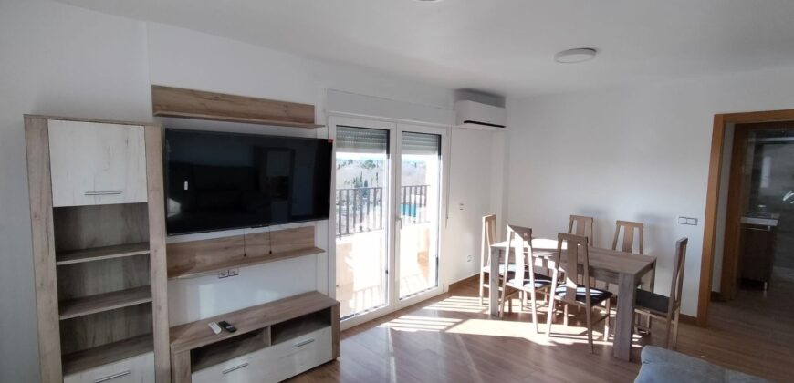 Luz, diseño y exclusividad: Tu piso con terraza en el corazón de la ciudad