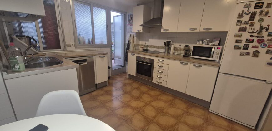 ¡Amplio y moderno piso con terraza! – Calle Ciruela