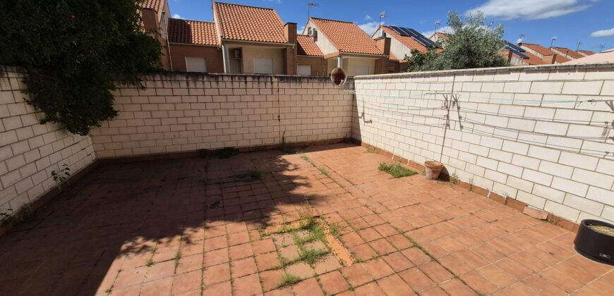 ¡Amplia casa con guardillón en Poblete! – Calle Europa