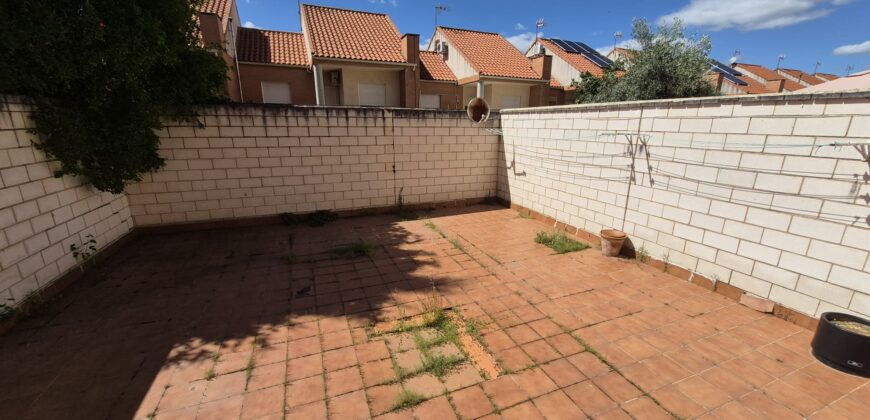¡Amplia casa con guardillón en Poblete! – Calle Europa