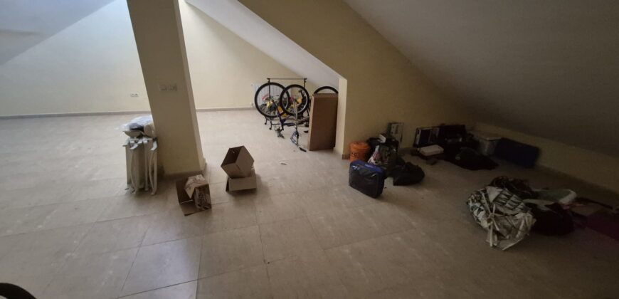 ¡Amplia casa con guardillón en Poblete! – Calle Europa