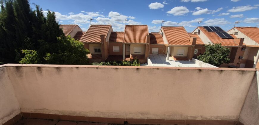 ¡Amplia casa con guardillón en Poblete! – Calle Europa