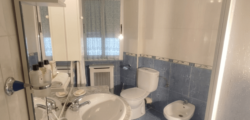 Acogedor piso en Calle Postas – 3 Dormitorios, Terraza y Dos Patios Privados