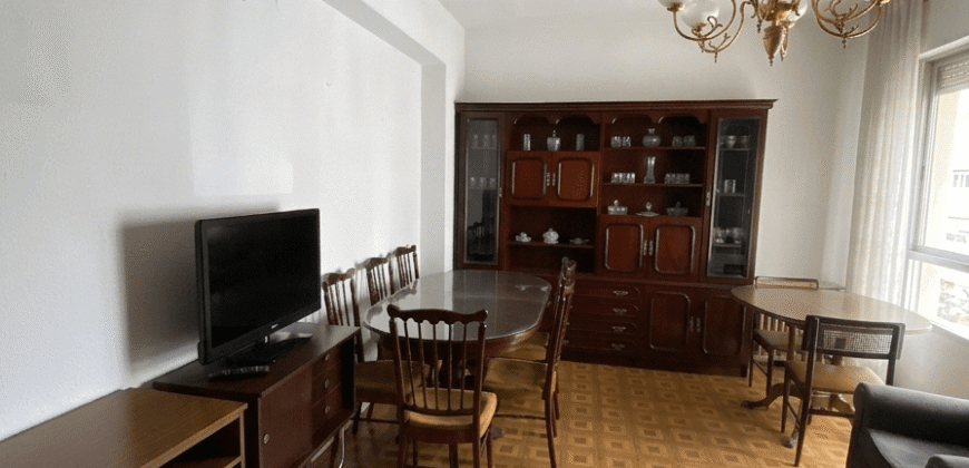 Acogedor piso en Calle Postas – 3 Dormitorios, Terraza y Dos Patios Privados