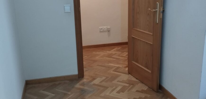 Luminoso Piso con Vistas al Torreón – 5ª Planta, Orientación Sur y Terraza en Calle Madrilas