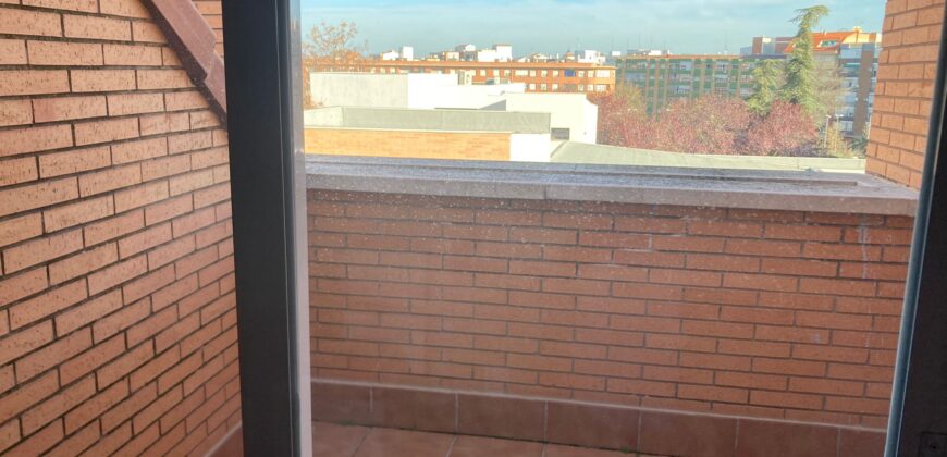 ¡Encantador dúplex en Plaza del Trillo! – Estilo, calidez y vistas despejadas