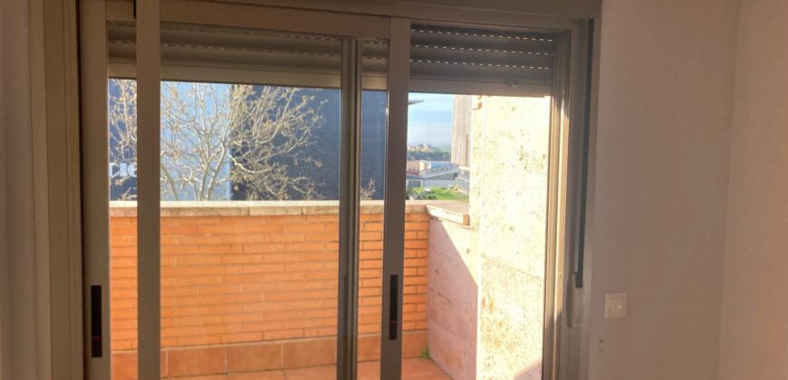 ¡Encantador dúplex en Plaza del Trillo! – Estilo, calidez y vistas despejadas