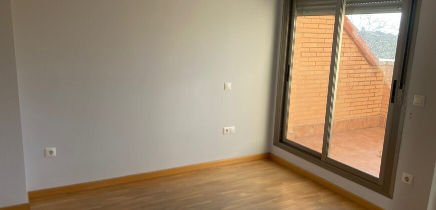 ¡Encantador dúplex en Plaza del Trillo! – Estilo, calidez y vistas despejadas