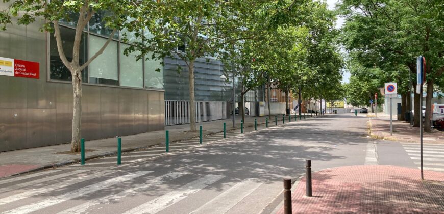 ¡Encantador dúplex en Plaza del Trillo! – Estilo, calidez y vistas despejadas