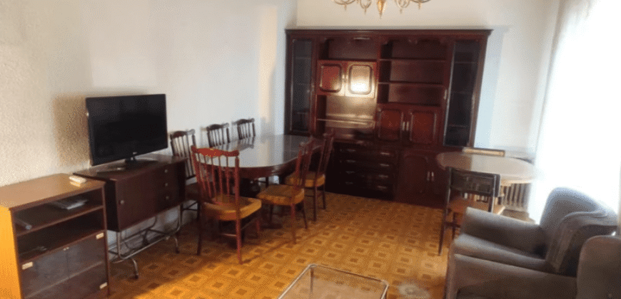 Acogedor piso en Calle Postas – 3 Dormitorios, Terraza y Dos Patios Privados