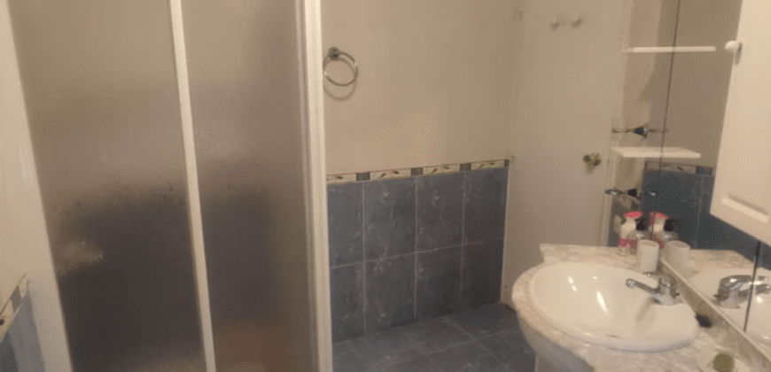 Acogedor piso en Calle Postas – 3 Dormitorios, Terraza y Dos Patios Privados