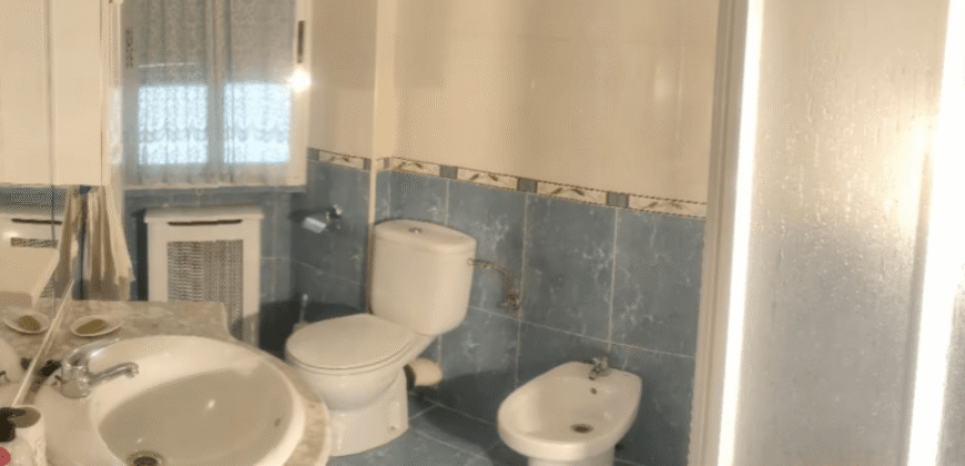 Acogedor piso en Calle Postas – 3 Dormitorios, Terraza y Dos Patios Privados