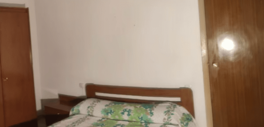 Acogedor piso en Calle Postas – 3 Dormitorios, Terraza y Dos Patios Privados