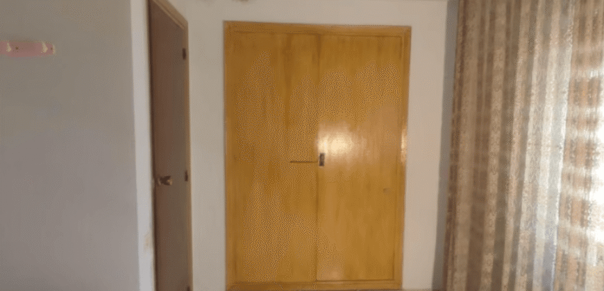Acogedor piso en Calle Postas – 3 Dormitorios, Terraza y Dos Patios Privados