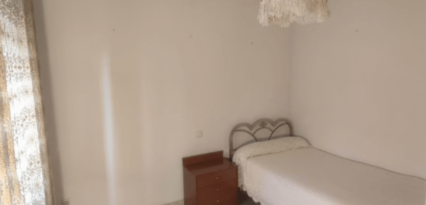 Acogedor piso en Calle Postas – 3 Dormitorios, Terraza y Dos Patios Privados