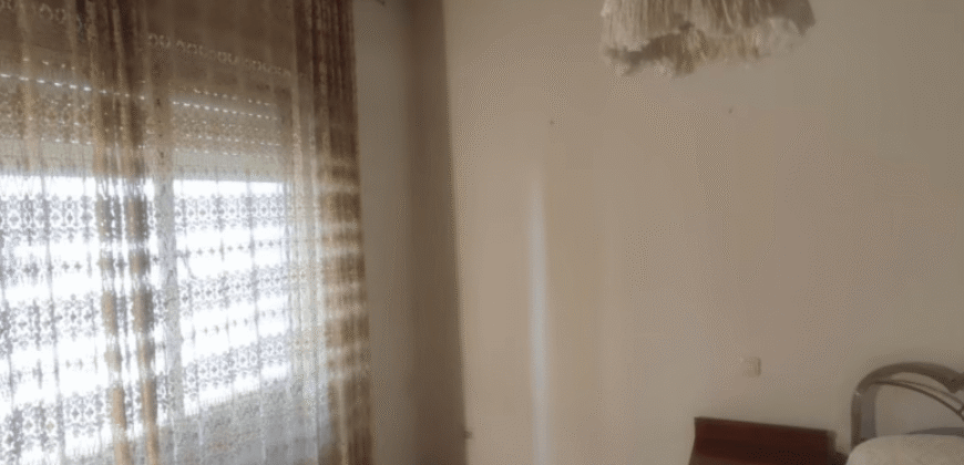 Acogedor piso en Calle Postas – 3 Dormitorios, Terraza y Dos Patios Privados