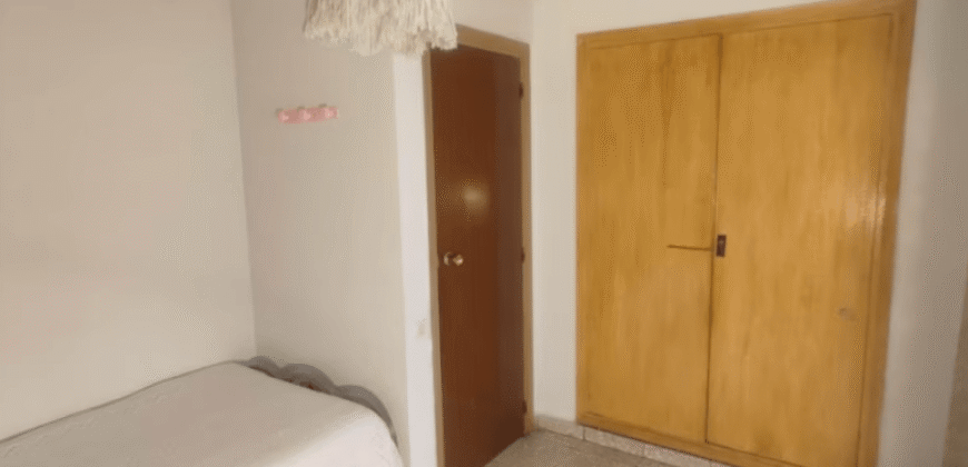 Acogedor piso en Calle Postas – 3 Dormitorios, Terraza y Dos Patios Privados