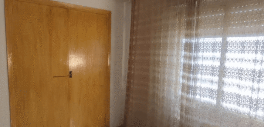 Acogedor piso en Calle Postas – 3 Dormitorios, Terraza y Dos Patios Privados