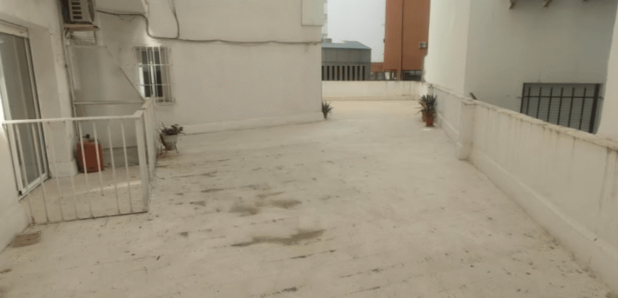 Acogedor piso en Calle Postas – 3 Dormitorios, Terraza y Dos Patios Privados