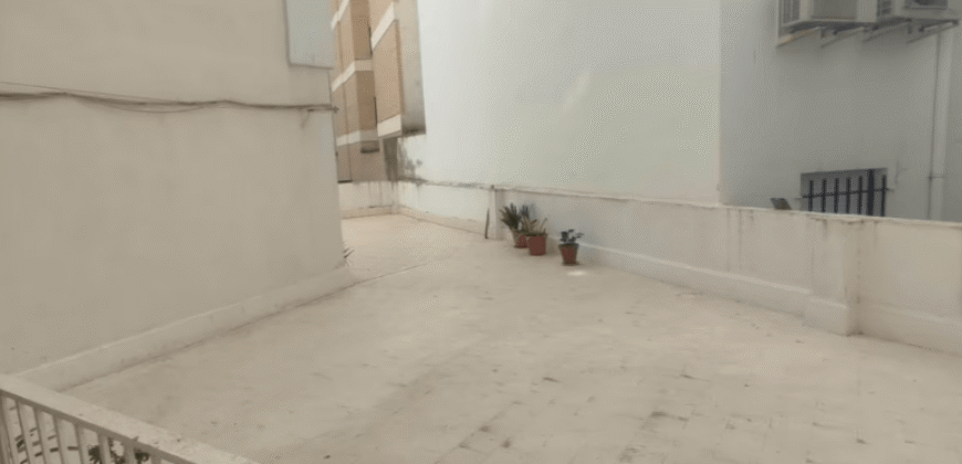 Acogedor piso en Calle Postas – 3 Dormitorios, Terraza y Dos Patios Privados