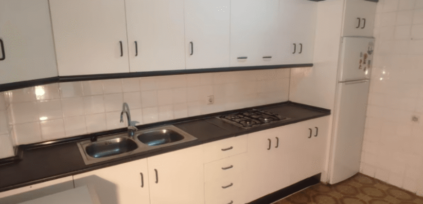 Acogedor piso en Calle Postas – 3 Dormitorios, Terraza y Dos Patios Privados