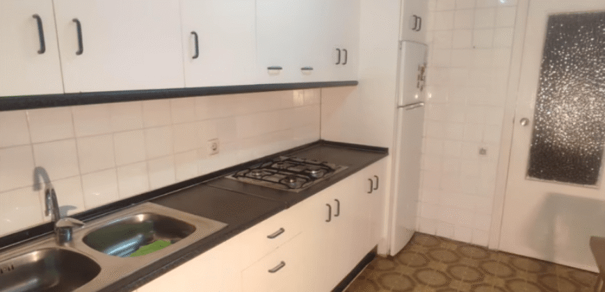 Acogedor piso en Calle Postas – 3 Dormitorios, Terraza y Dos Patios Privados