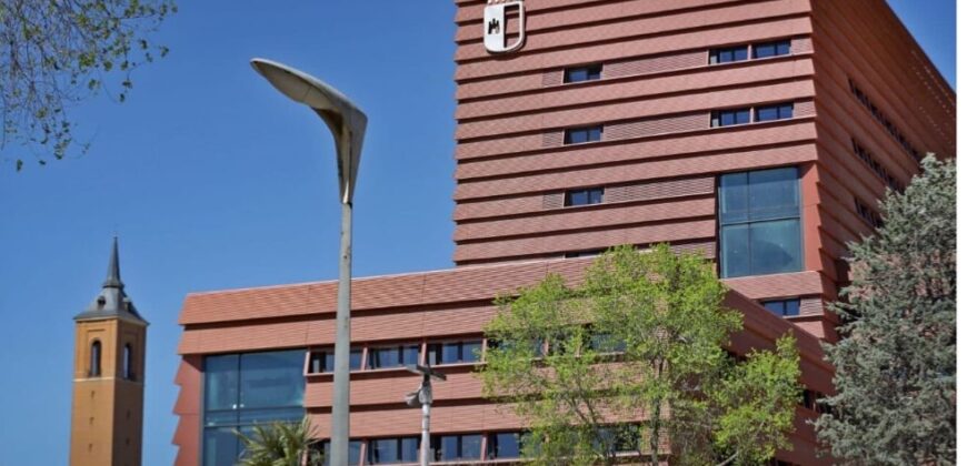 Piso impecable con garaje, ascensor y terrazas – Ronda Santa María