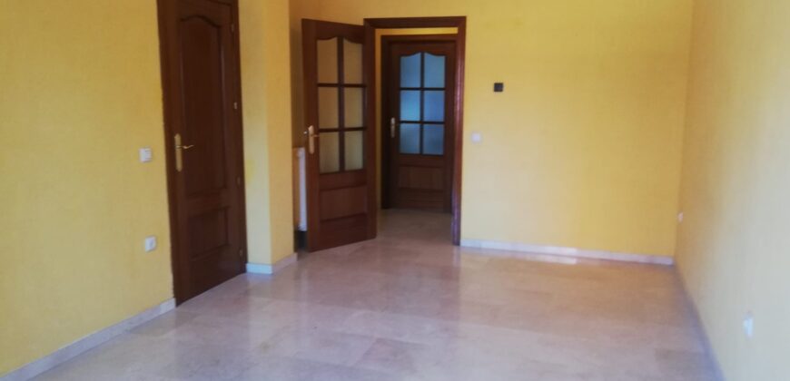 Piso impecable con garaje, ascensor y terrazas – Ronda Santa María