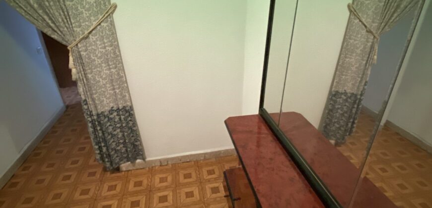 Acogedor piso en Calle Postas – 3 Dormitorios, Terraza y Dos Patios Privados